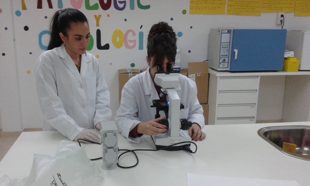 alumnos  Higiene Bucodental CESUR Murcia las bacterias del yogur