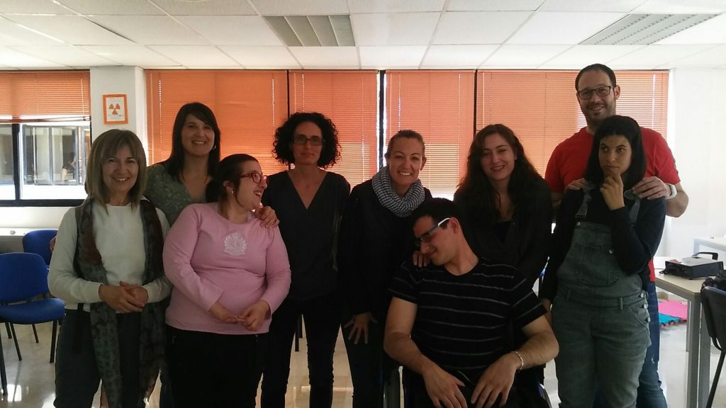 Profesionales y usuarios de Astrapace con Mª Ángeles, Rosa y Vanesa, docentes de CESUR