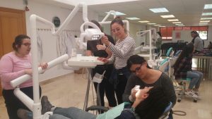 Alumnas de Higiene realizan una revisión dental a María
